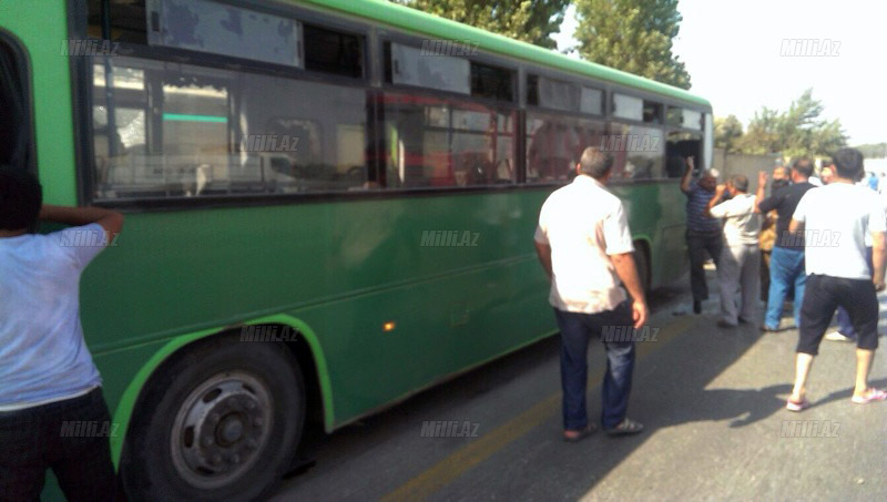 В Баку пассажирский автобус врезался в "Газель" (ФОТО) 2 В Баку пассажирский автобус врезался в "Газель" (ФОТО)