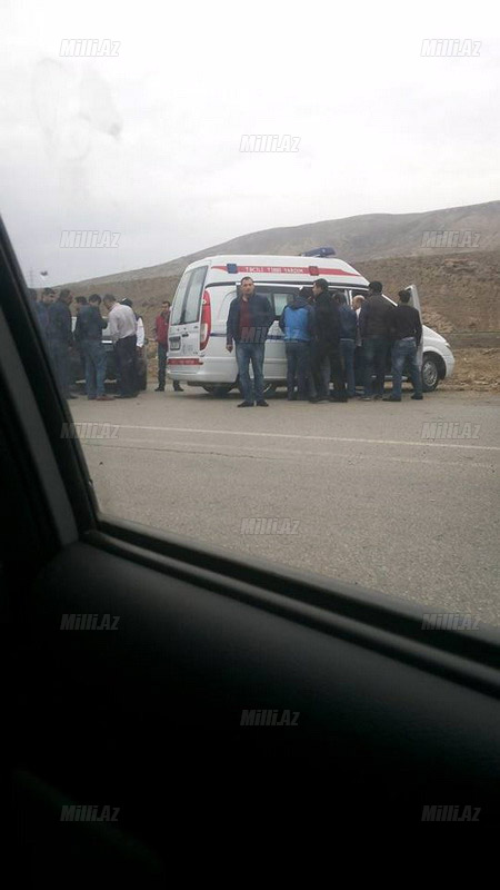 В тяжелом ДТП в Баку снесло половину "Мерседеса" (ФОТО)