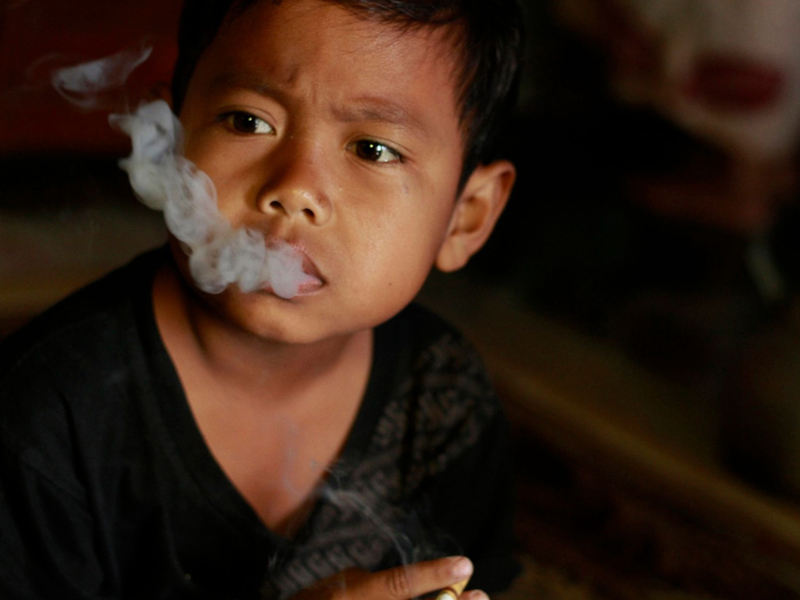 Семилетний мальчик выкуривает 16 сигарет в день