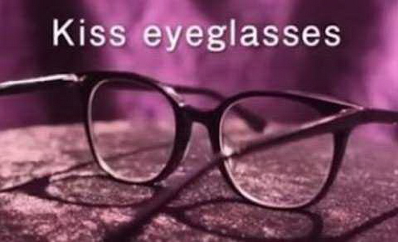 Glasses kiss