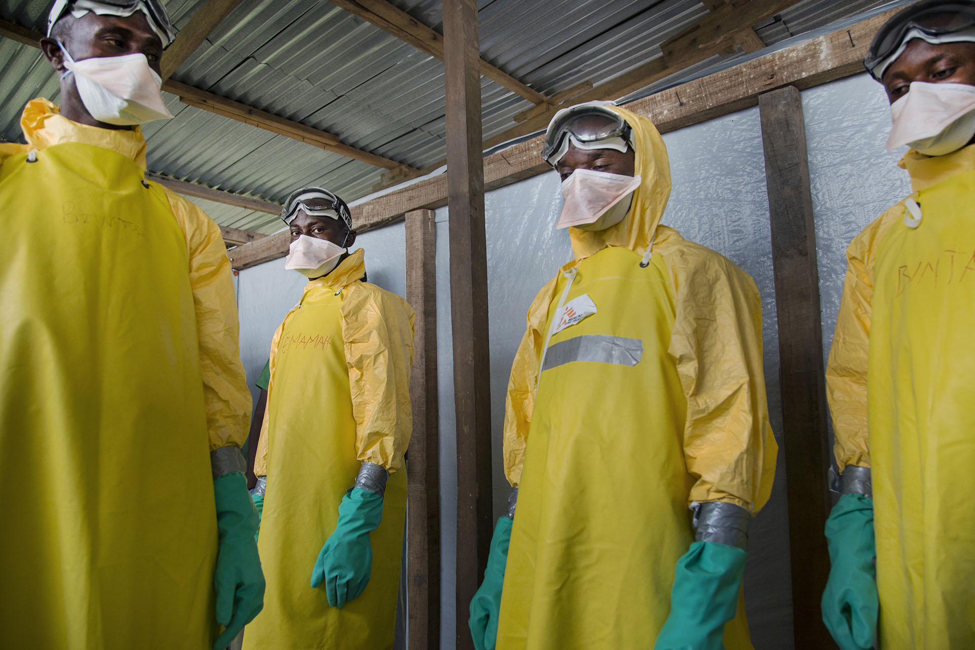 В Сьерра-Леоне от Эболы погибли 8 врачей