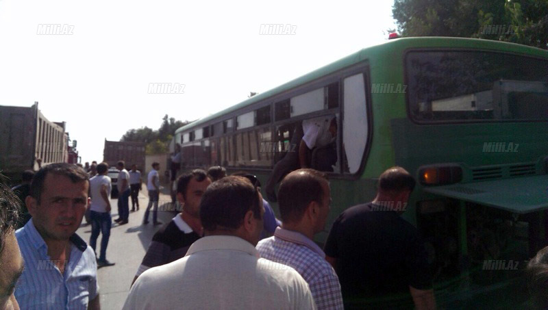 В Баку пассажирский автобус врезался в "Газель" (ФОТО) 1 В Баку пассажирский автобус врезался в "Газель" (ФОТО)