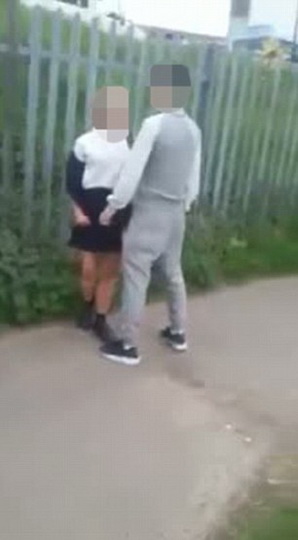 Молодую девушку выебали в парке пальцем в жопу фото