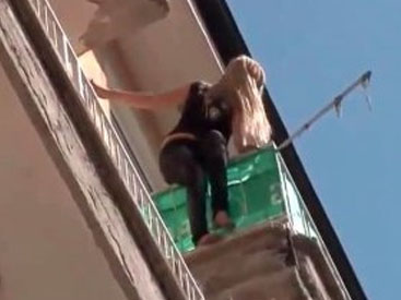 Эльвира на балконе с радостью обнажилась
