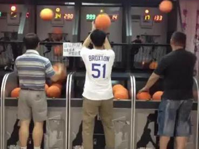 Этот парень мастерски владеет баскетбольным мячом