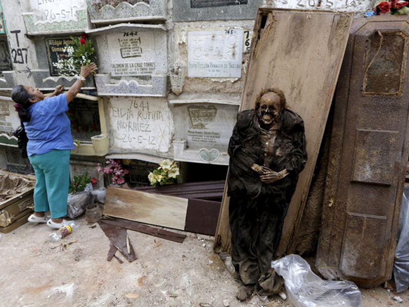 Жуткая профессия - чистильщики могил из Гватемалы