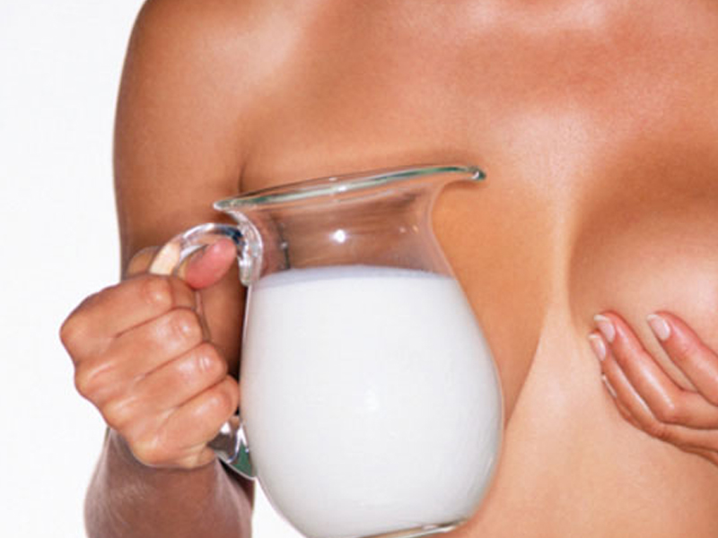Грудное молоко начали использовать в косметических целях
