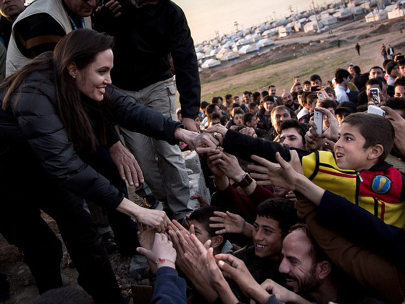 Анджелина Джоли навестила иракских и сирийских беженцев