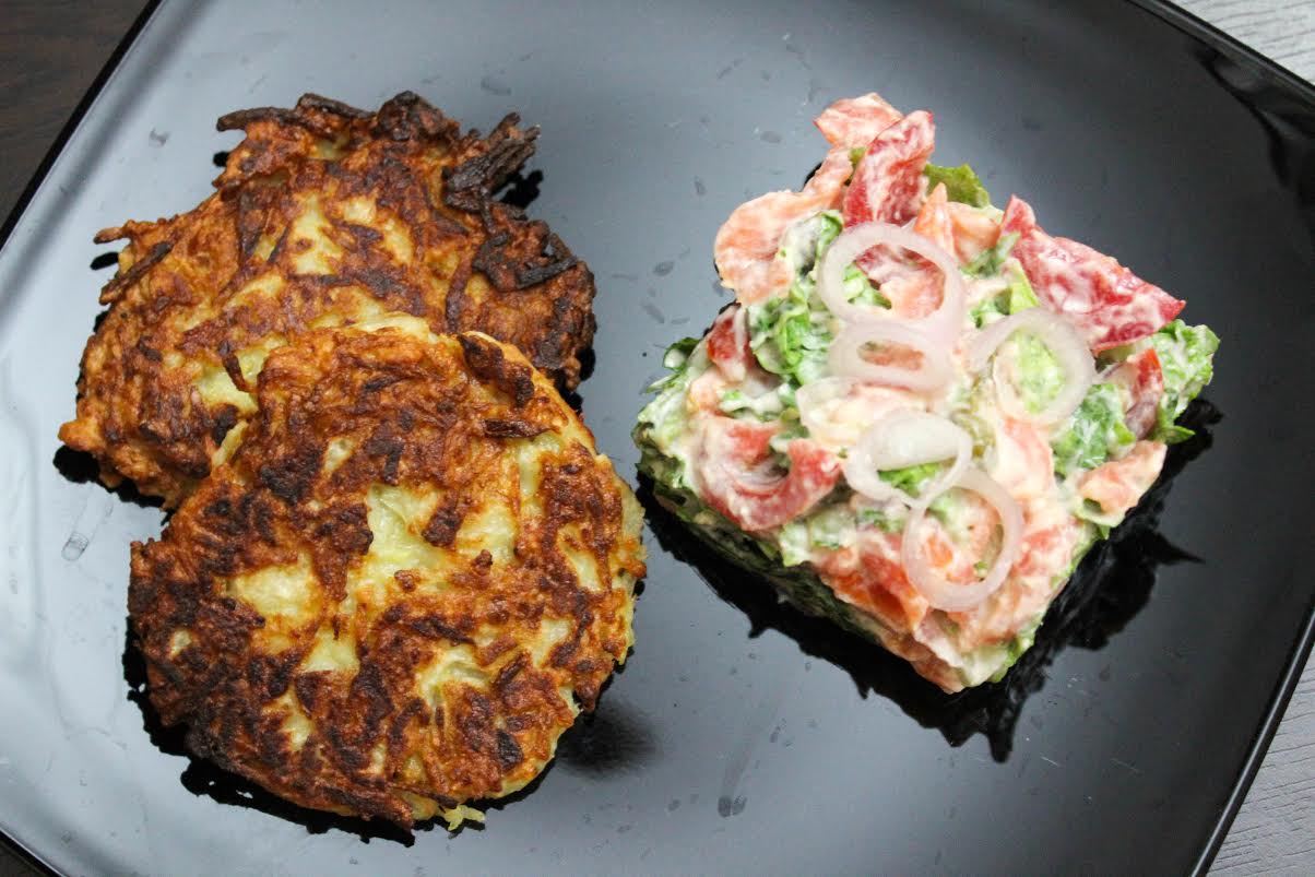 Салат с лососем и драниками - Пошаговый рецепт