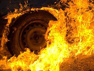 В Баку сгорел Mercedes