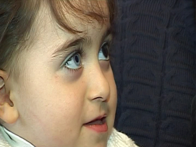 Азербайджанская девочка поражает необычным цветом глаз