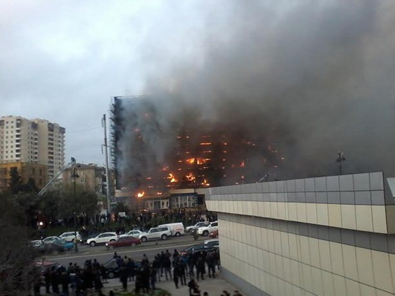 Мощный пожар в многоэтажке на пр. Нобеля в Баку