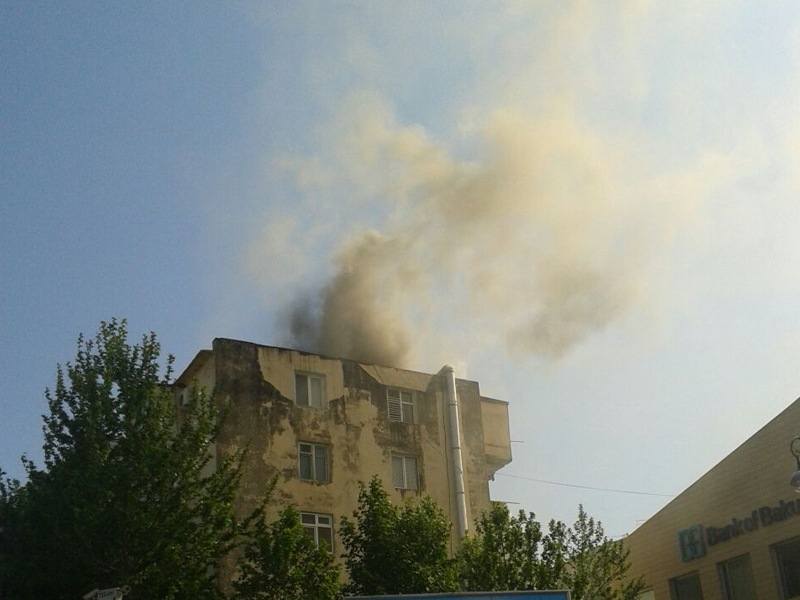В Баку горит многоэтажка