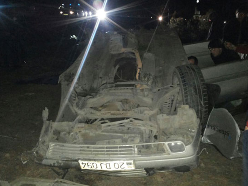 Неуправляемый Mercedes влетел в дерево и перевернулся: есть погибшие