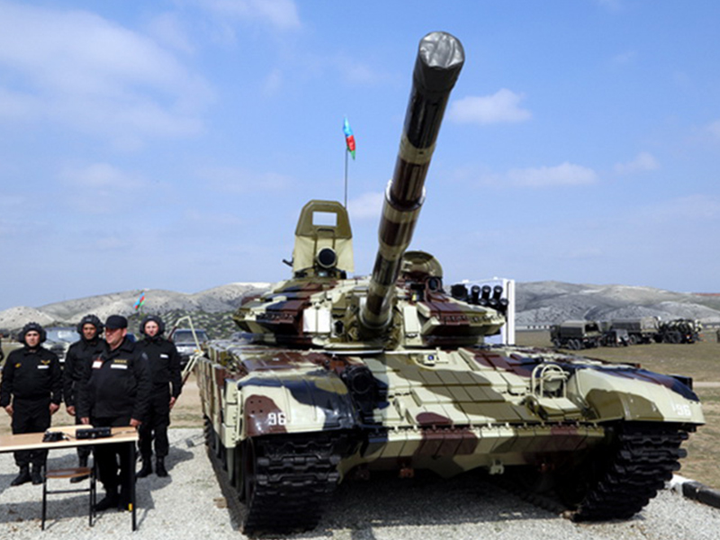 Азербайджанская армия проводит крупномасштабные учения