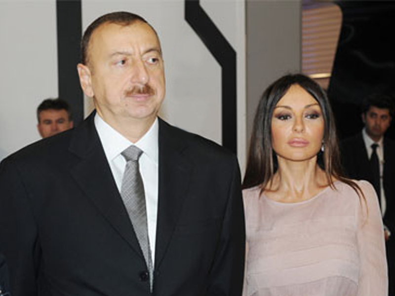 Президент Ильхам Алиев и его супруга Мехрибан Алиева приняли участие в церемонии зажжения факела первых Европейских игр