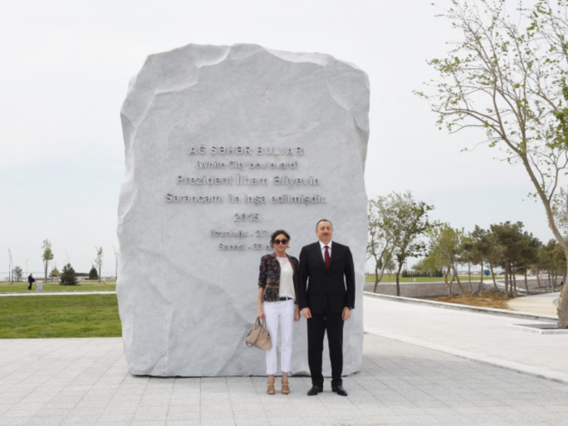 Президент Ильхам Алиев и его супруга Мехрибан Алиева приняли участие в церемонии открытия новой дороги и ознакомились с бульваром 