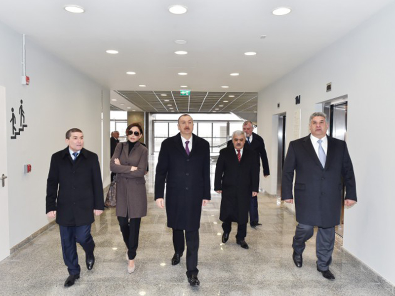 Президент Ильхам Алиев и его супруга Мехрибан Алиева ознакомились с работами по восстановлению озера Беюкшор и приняли участие в открытии Бакинского Олимпийского стадиона
