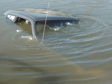 Найден автомобиль учителя, который утонул, спасая школьницу