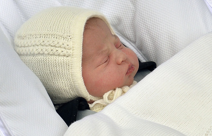 Британская королева проведала свою новорожденную правнучку