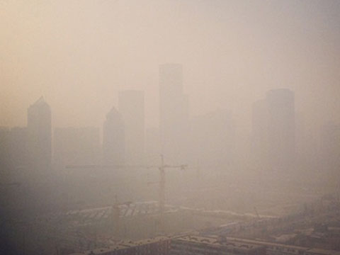 Пекин ввел повышенный уровень экоопасности из-за смога
