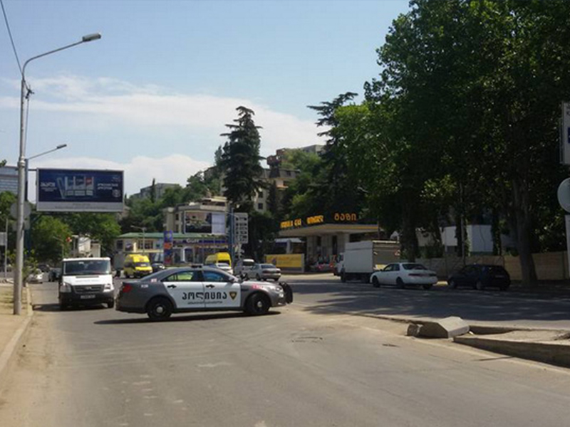 Из тоннеля в Тбилиси достали затонувший автомобиль