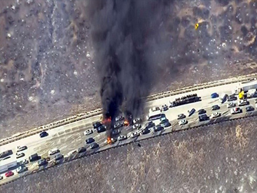 Масштабный пожар на шоссе в Калифорнии: сгорело 20 машин