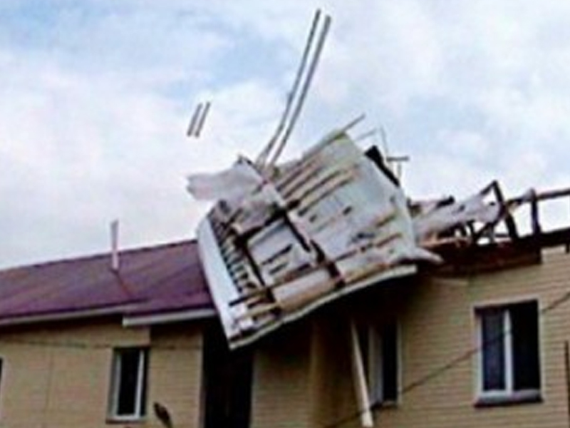 Сильный ветер сорвал крыши с десятка домов
