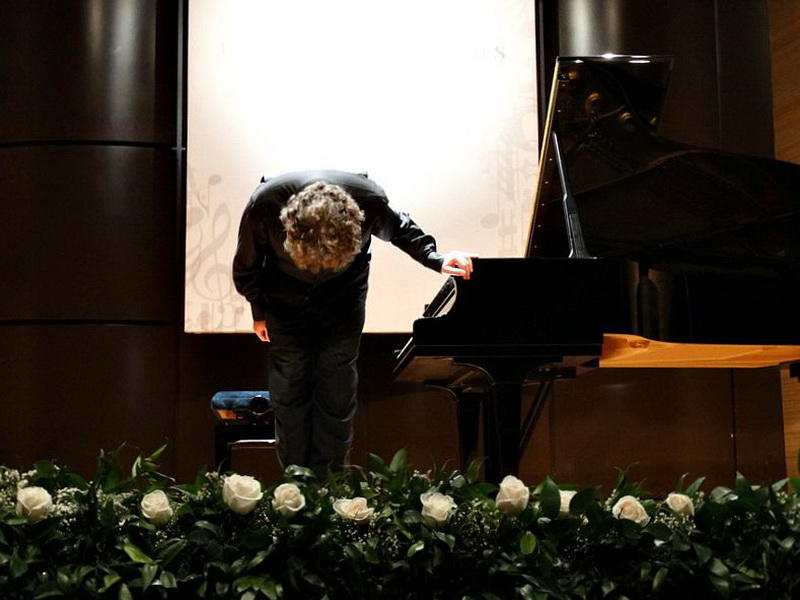 Фортепианная феерия на сцене Международного центра мугама