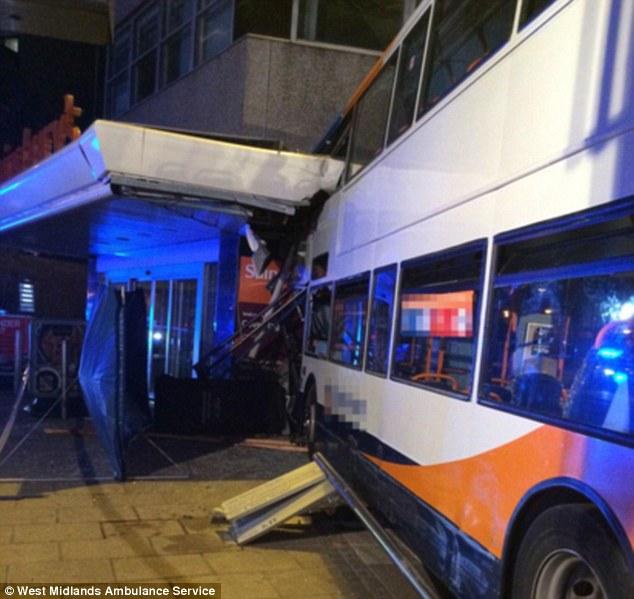Двухэтажный автобус въехал в магазин, двое погибших