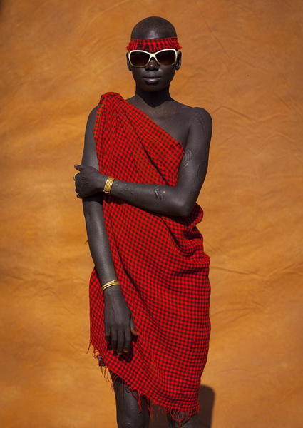 Традиционное эфиопское племя в модном одеянии