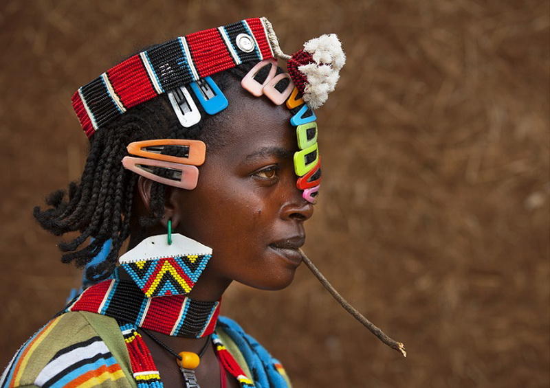 Традиционное эфиопское племя в модном одеянии