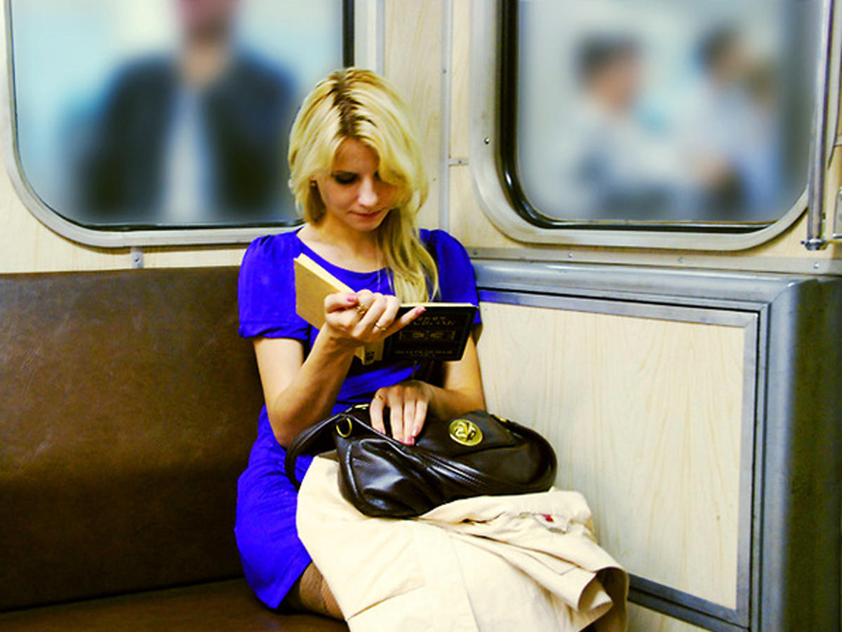 Реклама алисы в метро. Девушки в метро. Девушка сидит в метро. Женщины в общественном транспорте. Красивые женщины в общественном транспорте.