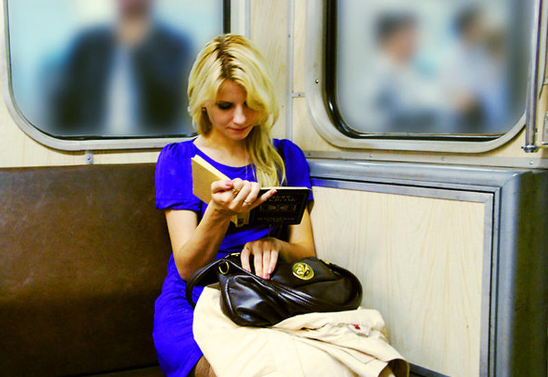 Извращенец не дает покоя девушке в метро