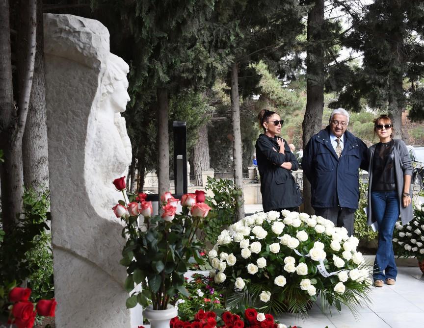 Первая леди Мехрибан Алиева и члены ее семьи почтили память выдающегося ученого-востоковеда Аиды Имангулиевой