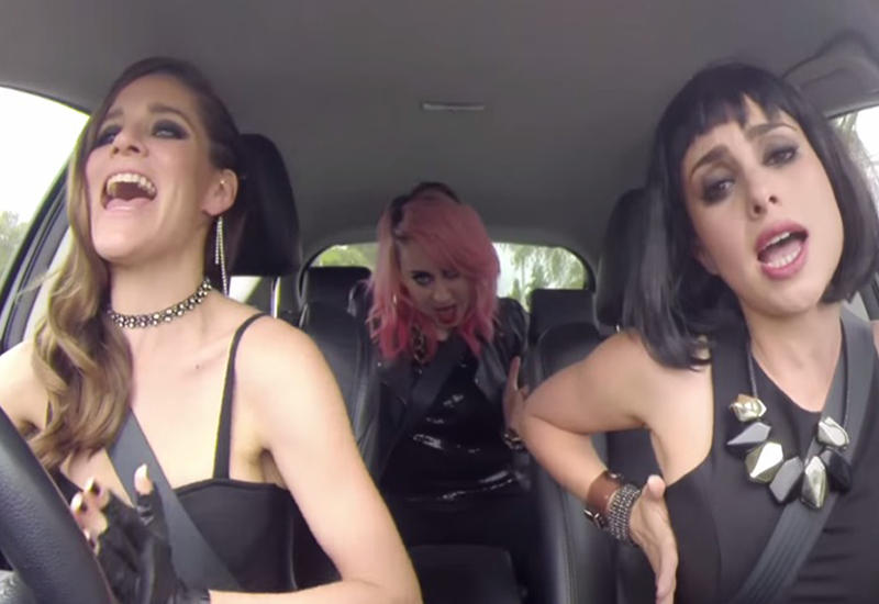 C девушками произошло нечто ужасное, пока они пели в машине