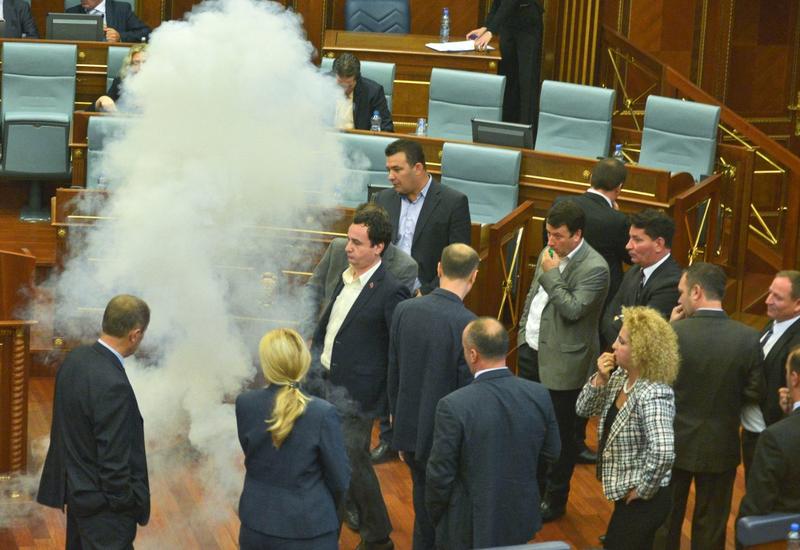 В парламенте снова распылили слезоточивый газ