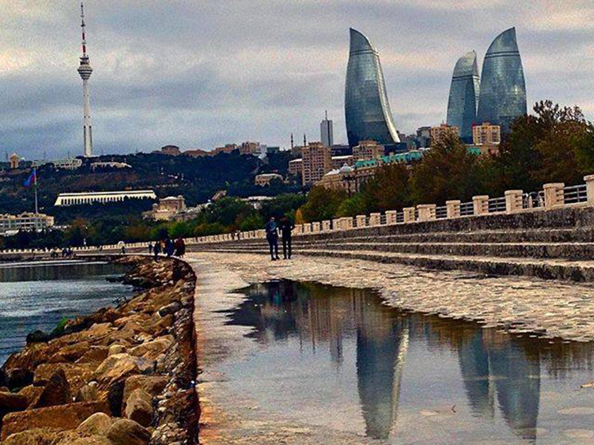 Погода в азербайджане в апреле. Город Баку Азербайджан климат. Ветер в Баку. Пасмурно в Баку. Туман в Баку.