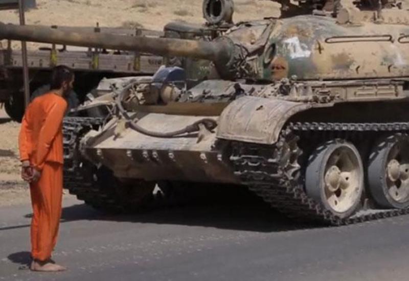 Боевики "ИГ" переехали солдата танком