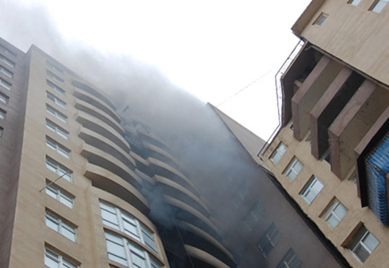 Пожар в бакинской многоэтажке, жителей эвакуировали