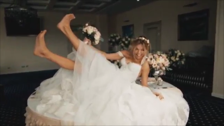 Вера Брежнева cтанцевала на столе в свадебном платье