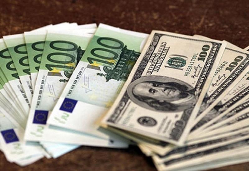 Азербайджанцы скупают валюту