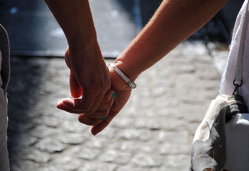 Способы, которыми влюбленные держатся за руки, и что они означают