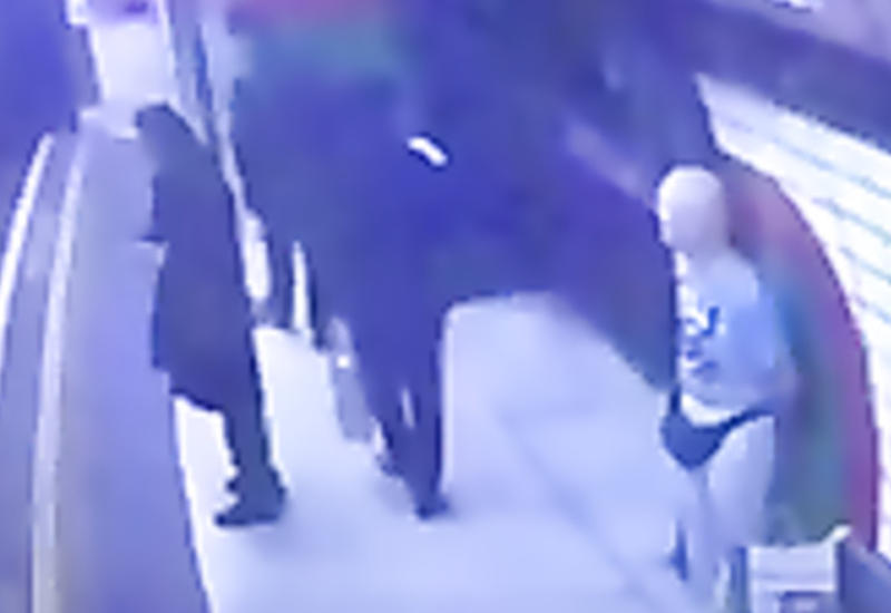 Пенсионер толкнул женщину в хиджабе под поезд