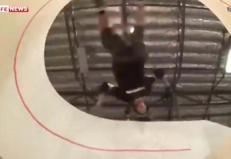 Скейтбордист прокатился по вертикальной спирали