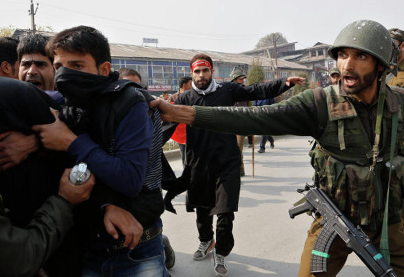 Боевики атаковали военную базу в Кашмире