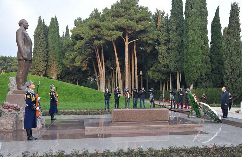 Чавушоглу посетил могилу великого лидера Гейдара Алиева и Шехидляр хиябаны