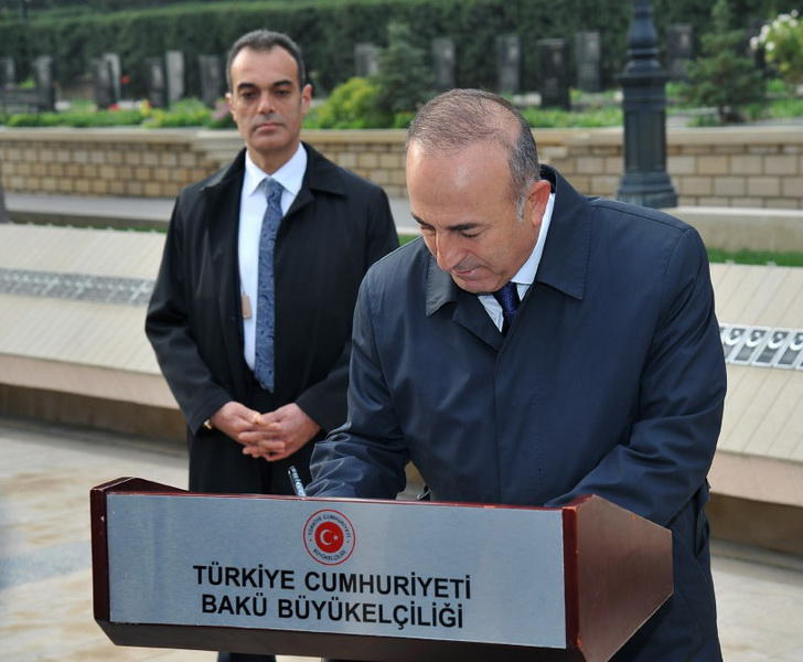 Чавушоглу посетил могилу великого лидера Гейдара Алиева и Шехидляр хиябаны