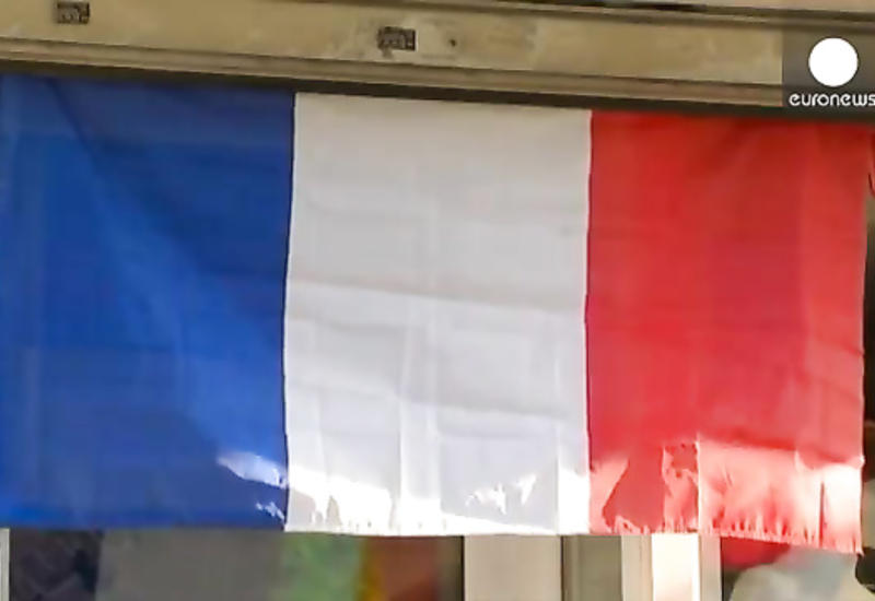 В Париже скупают государственные флаги