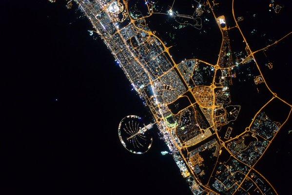 Астронавт показал ночной Дубай и Калгари из космоса